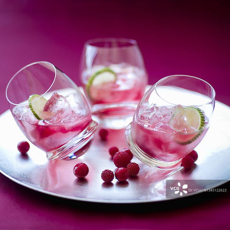 无酒精仙粉黛白葡萄酒蔓越莓鸡尾酒图片素材