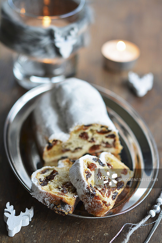 小托盘上的圣诞史多伦蛋糕切片图片素材