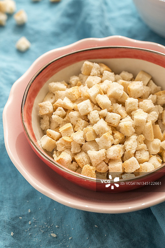 用于制作饺子的无麸质白面包丁图片素材