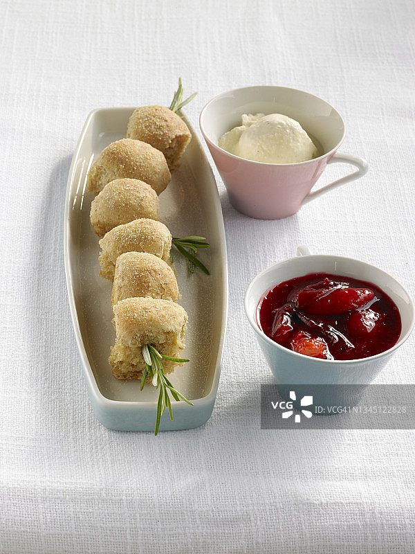 迷你奶油圆面包配肉桂冻糕和李子蜜饯图片素材