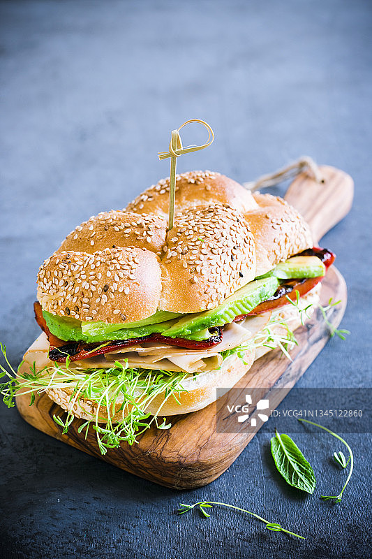 搭配水芹、鳄梨和烤辣椒的火鸡三明治图片素材
