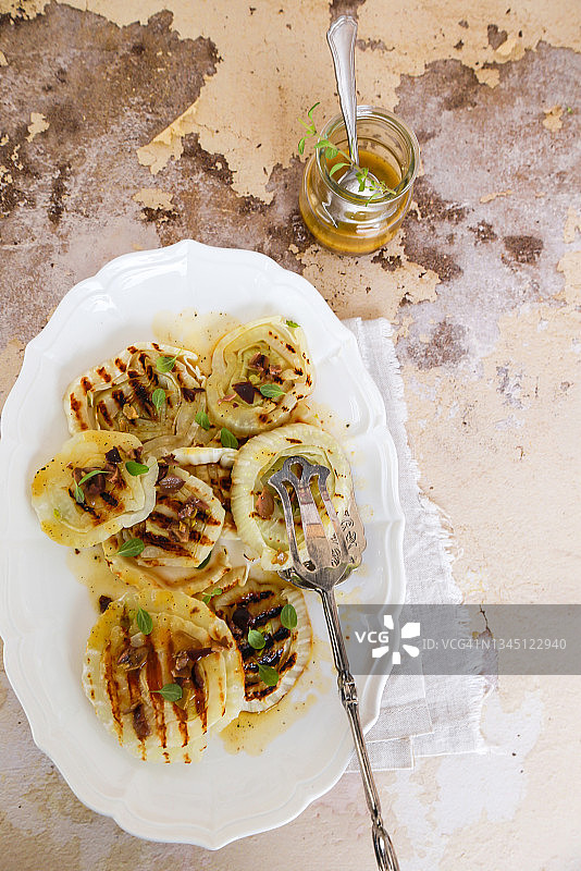 烤茴香沙拉配橄榄、凤尾鱼、橙汁和牛至图片素材