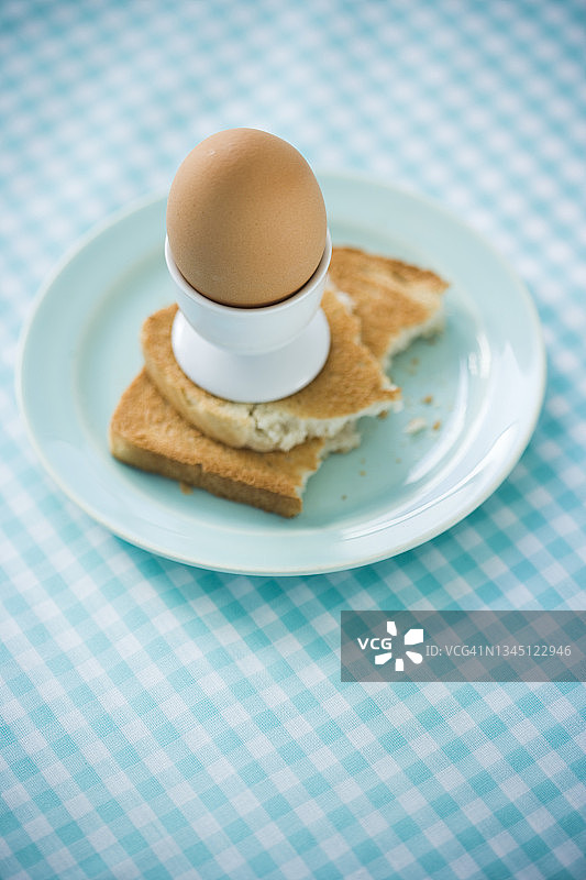 吐司上的杯装鸡蛋图片素材
