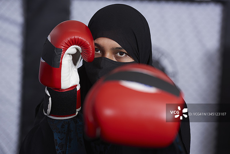 对着镜头练习拳击的女人图片素材