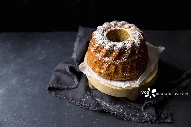 撒满糖粉的咕咕霍夫蛋糕图片素材