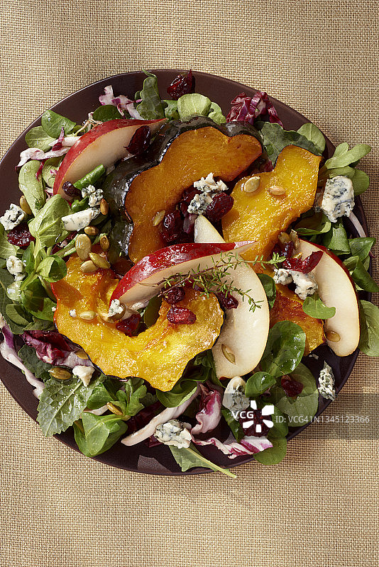 南瓜、梨和蓝纹奶酪秋季沙拉图片素材