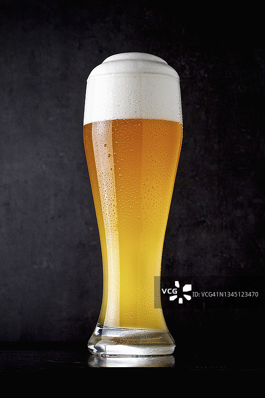 比利时小麦啤酒杯图片素材