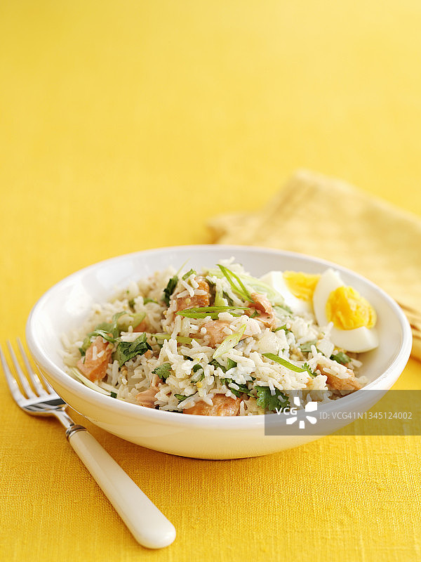 搭配热熏三文鱼的焗饭（英国）图片素材