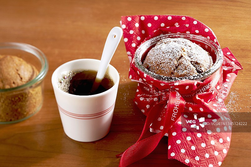 杯装小圣诞蛋糕与咖啡图片素材