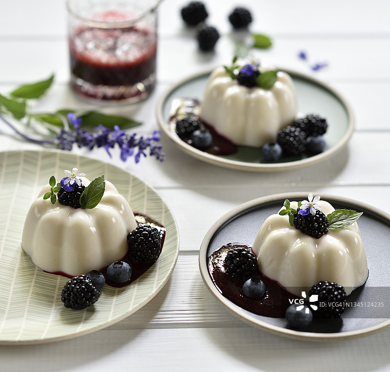 纯素柠檬椰子布丁配黑莓酱、新鲜黑莓和蓝莓图片素材