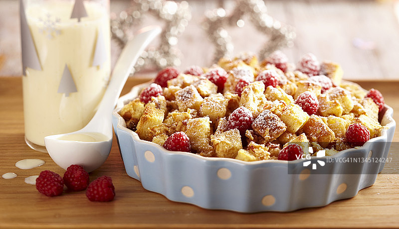 葡萄干苹果树莓香草酱面包图片素材