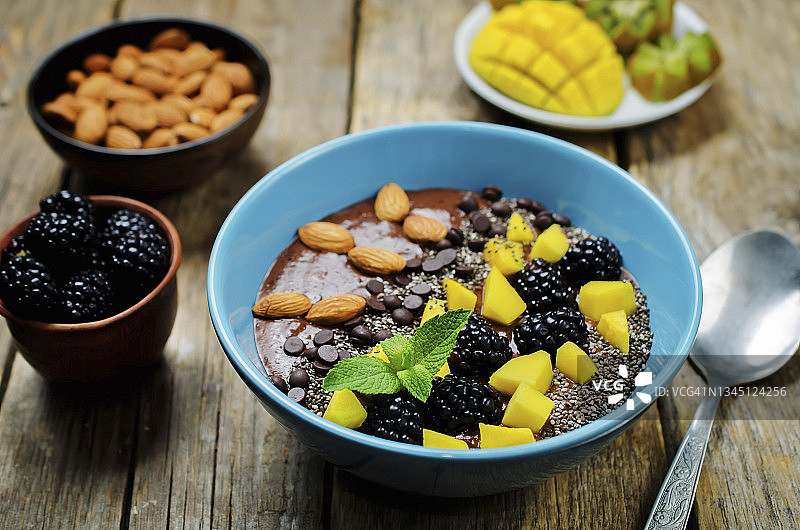 巧克力思慕雪芒果黑莓奇亚籽早餐碗图片素材