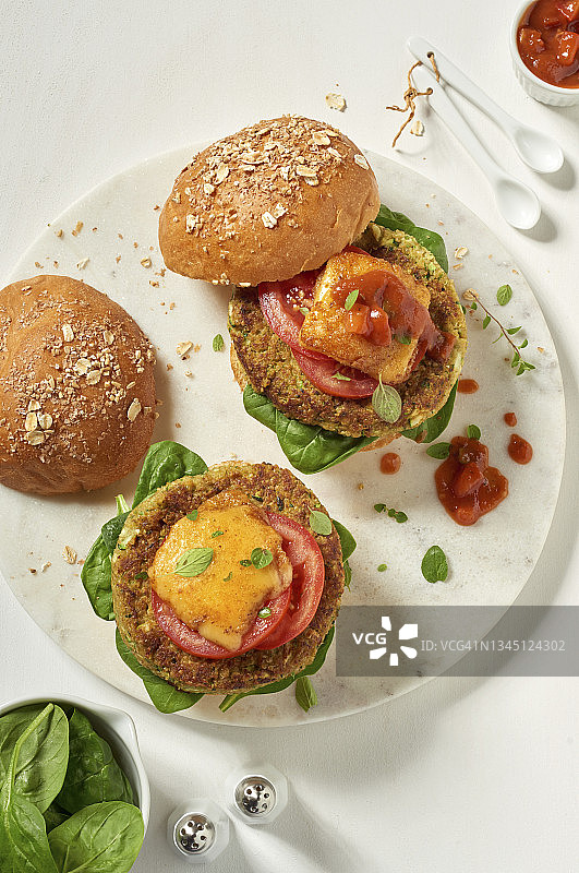 西红柿奶酪蔬菜汉堡图片素材