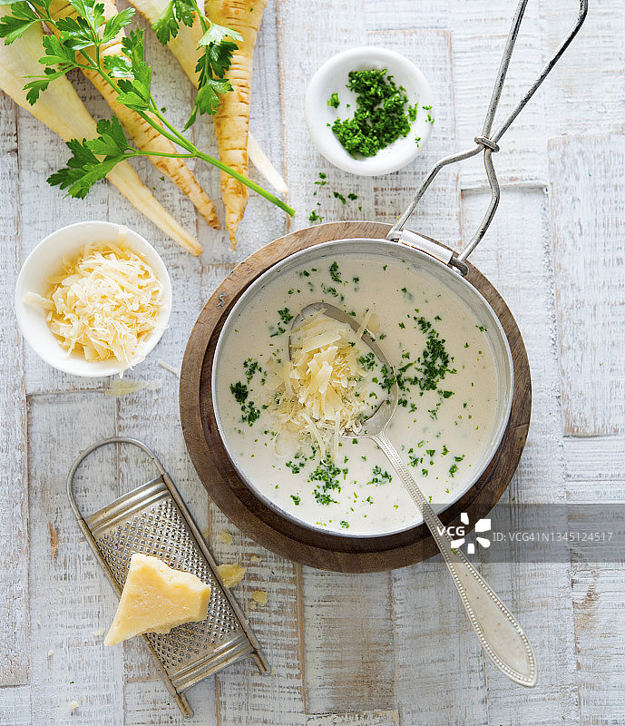 奶油汉堡根汤配帕尔马干酪图片素材
