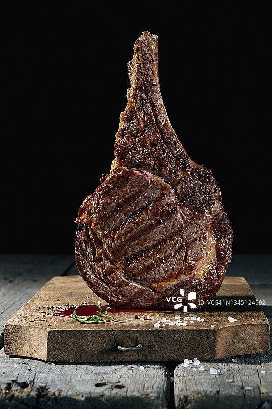 黑背景上的木板烤牛排图片素材