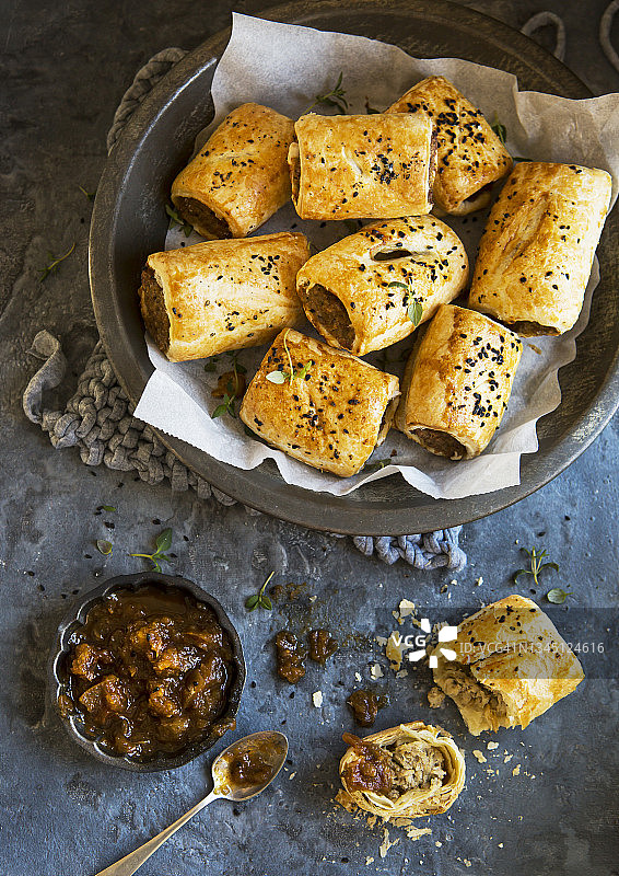 自制素食无肉香肠卷配焦糖酸辣酱图片素材
