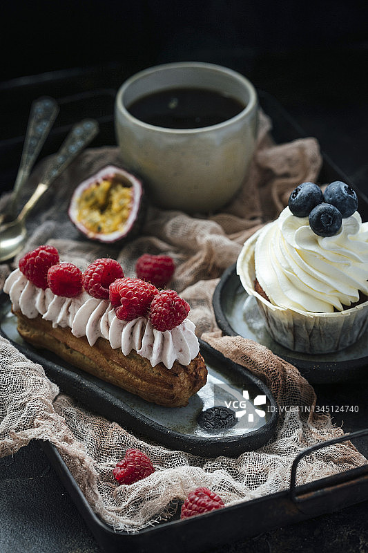 闪电泡芙浆果奶油香草纸杯蛋糕黑咖啡图片素材