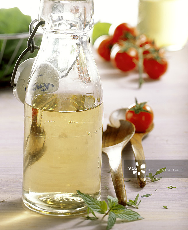 瓶装自制接骨木花醋图片素材