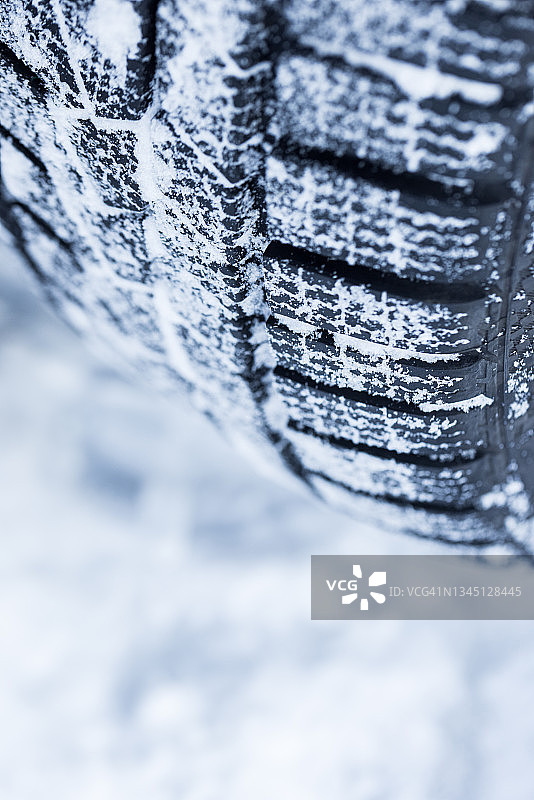 雪地冬季轮胎特写图片素材