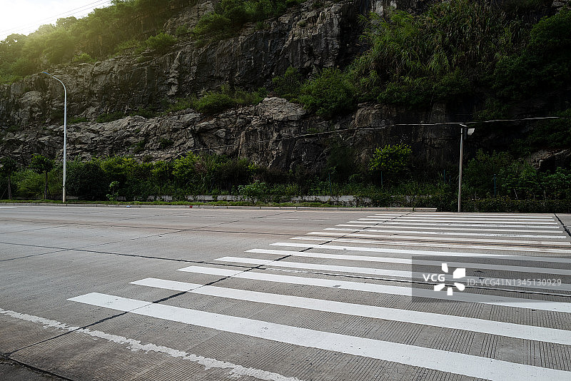 山坡下的水泥路图片素材