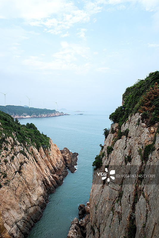 花岗岩在海上形成的狭窄水道的高角度照片图片素材