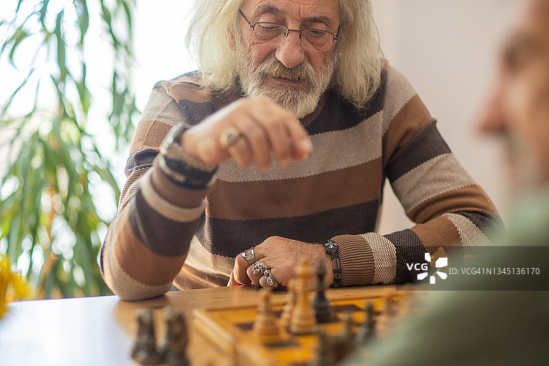 在养老院下象棋的年长的男人图片素材