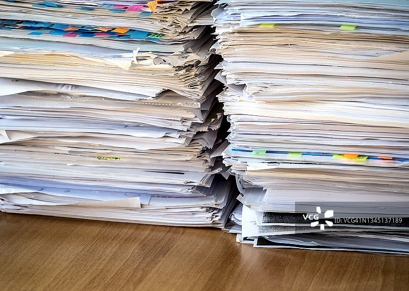 工作台上的纸张和文件夹堆图片素材