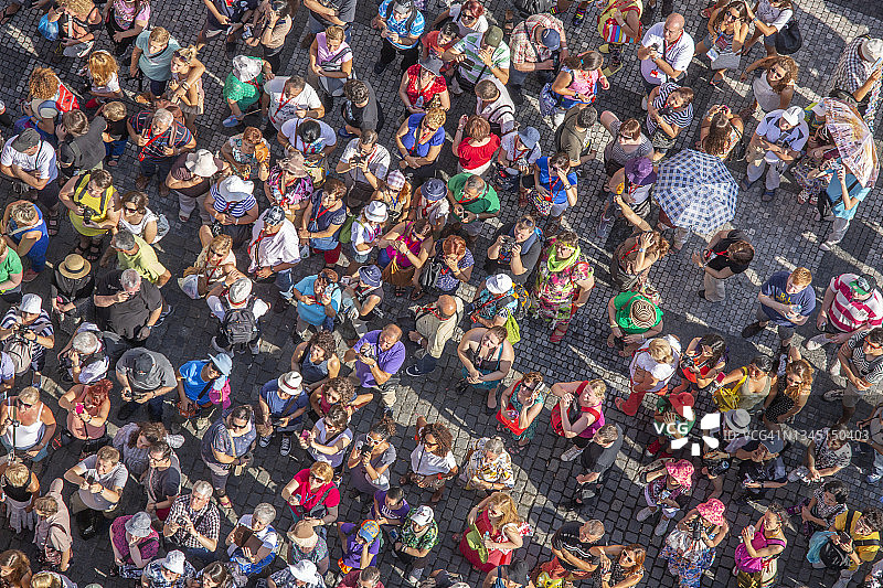 抬头仰望的人群图片素材