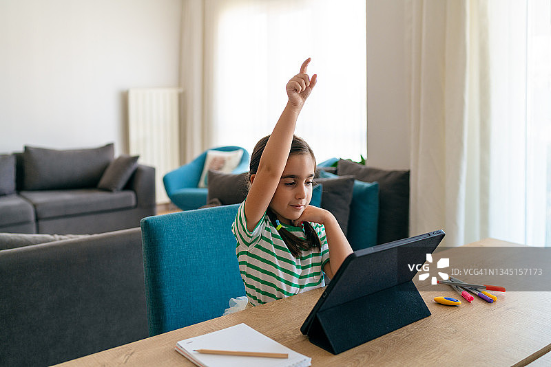 小女孩在客厅上网课图片素材