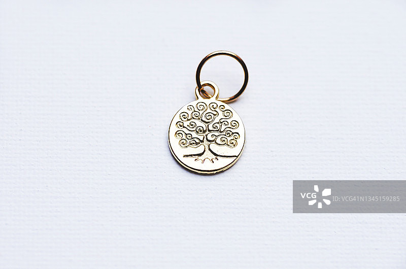 白色背景上的金色生命之树，自然生长符号，有机健康标志，绿色生态标志图片素材