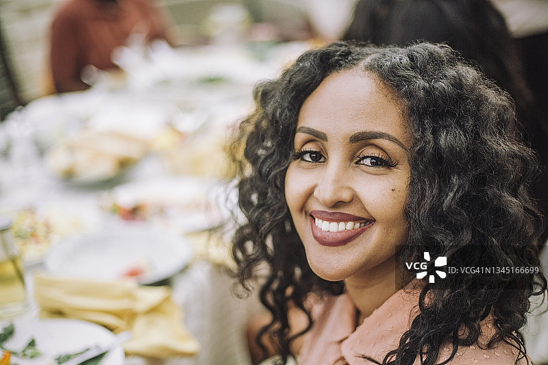 派对中的女子肖像图片素材