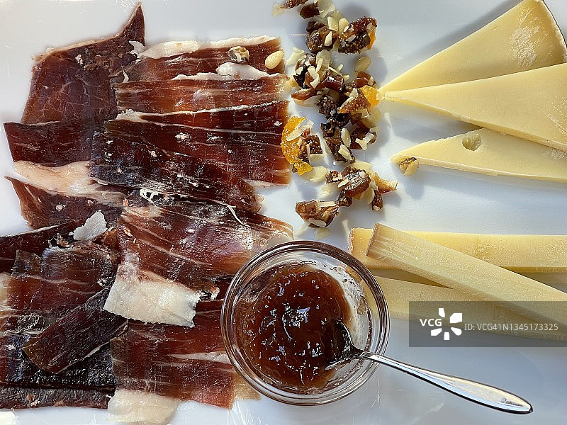 切好的熟食肉类和奶酪图片素材