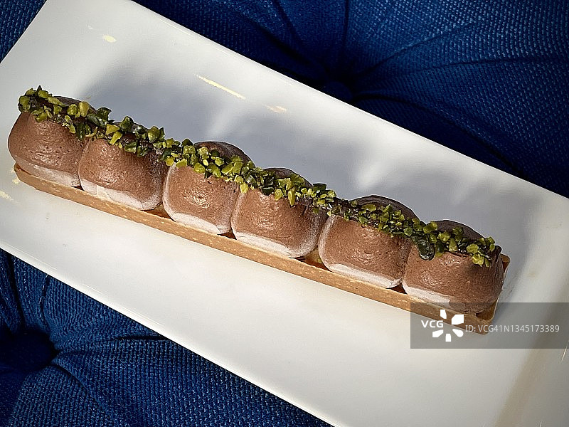 一排放在奶油酥饼甜点上的精美巧克力松露图片素材