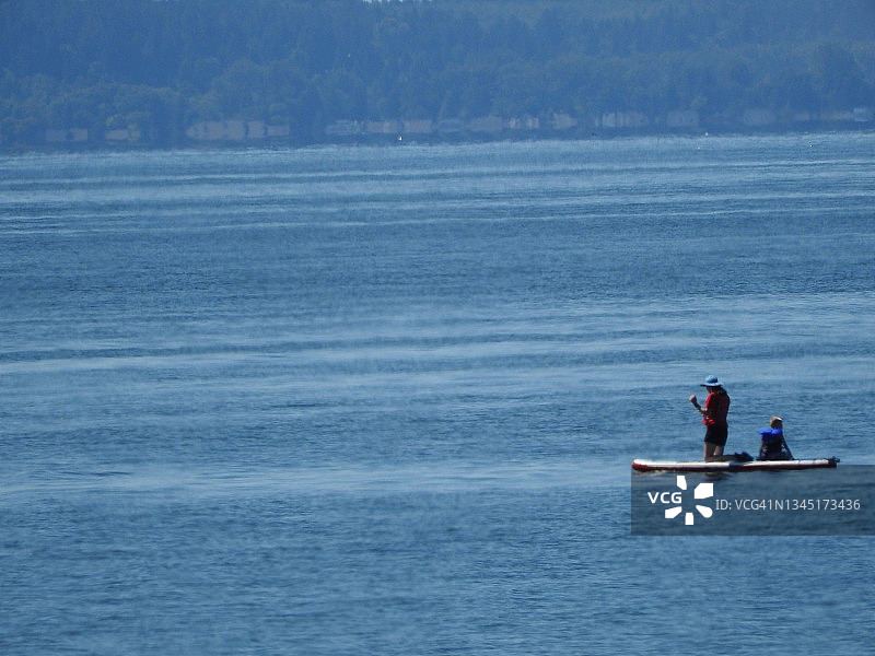皮划艇、船和雨中的森林图片素材