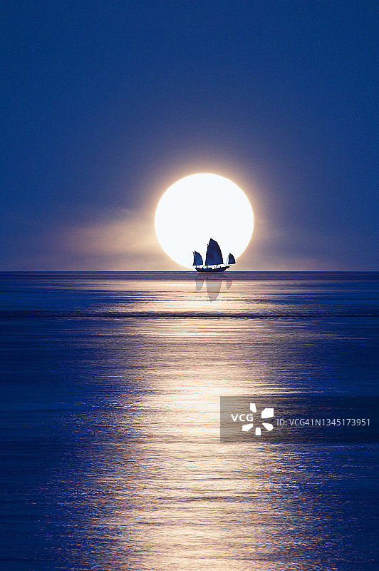 夜间海上中国式帆船图片素材