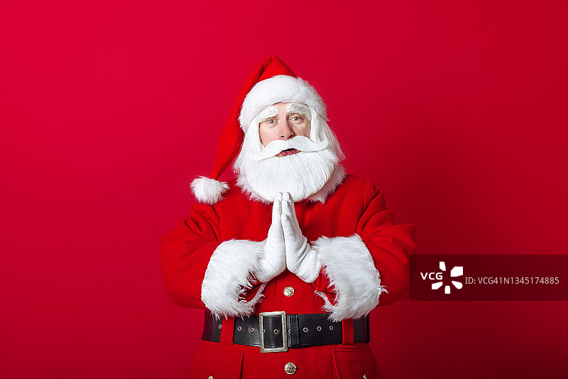 红色背景上的圣诞老人：圣诞节促销广告概念图片素材