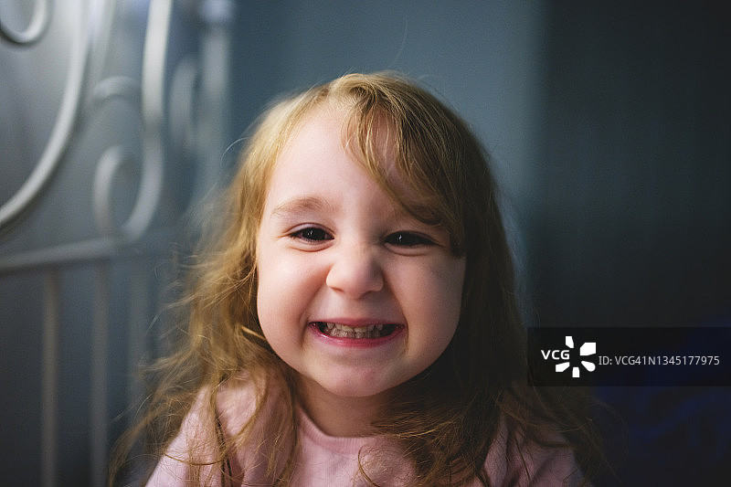 微笑的白人女孩特写图片素材