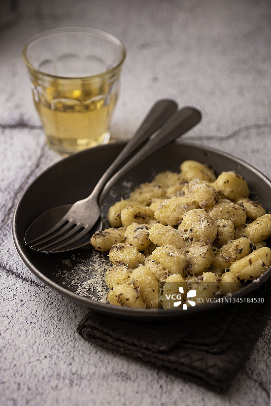 意式面疙瘩配帕尔马干酪图片素材