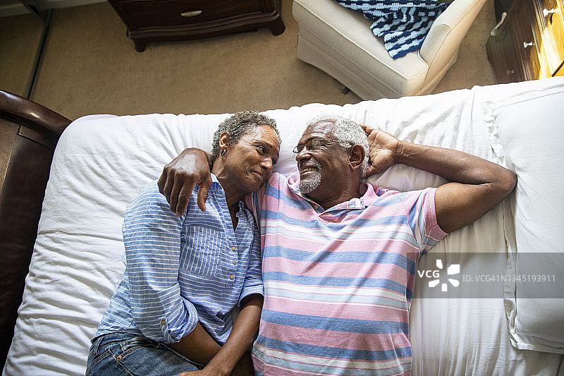 退休的黑人夫妇躺在床上图片素材