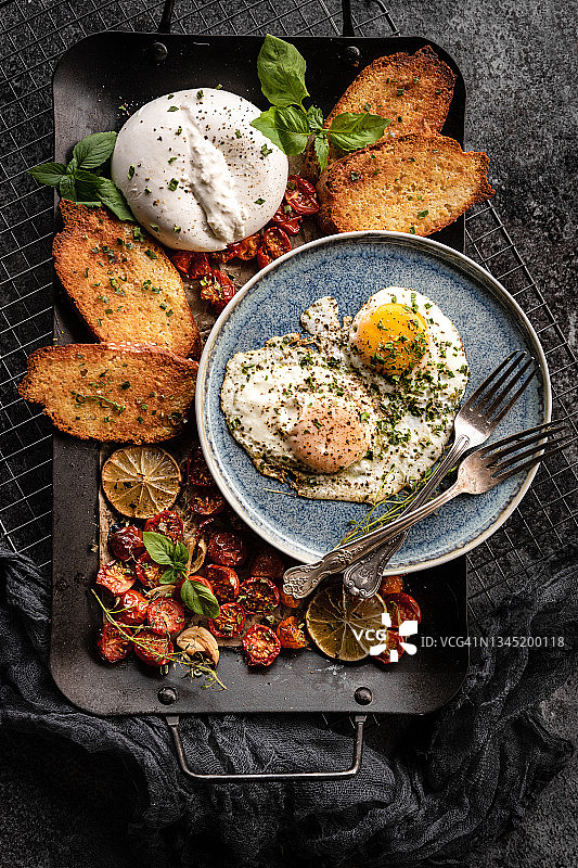 布拉塔奶酪与鸡蛋图片素材