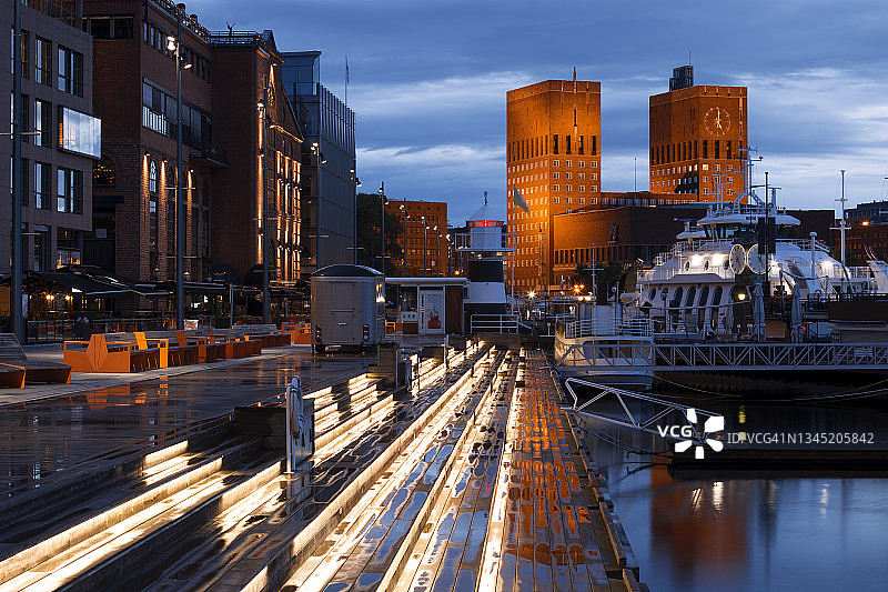 挪威奥斯陆市政厅蓝色时刻图片素材