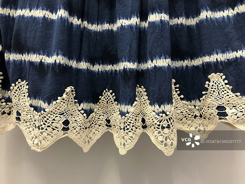 蓝色扎染连衣裙的下摆与钩针花边图片素材