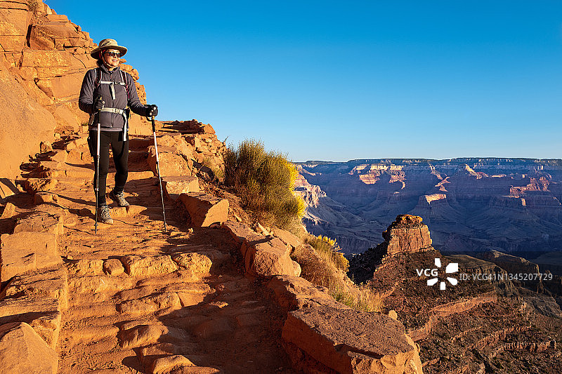 在 Grand Canyon 徒步旅行的老年妇女图片素材
