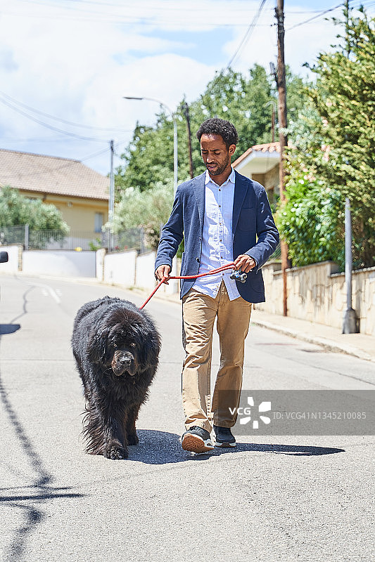 男人中午带宠物去看兽医图片素材