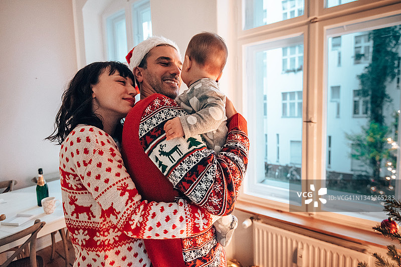 共同度过的第一个圣诞节图片素材