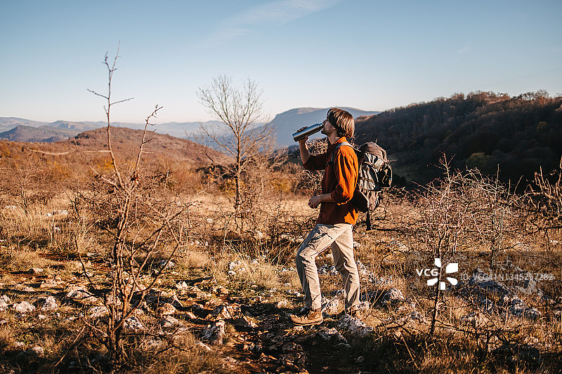 正在喝水的男性徒步旅行者图片素材