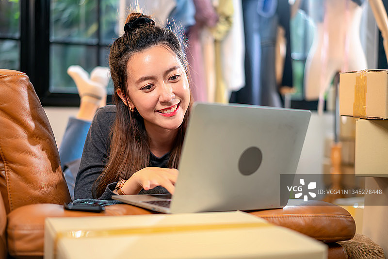 在展示厅使用笔记本电脑的年轻创业者图片素材