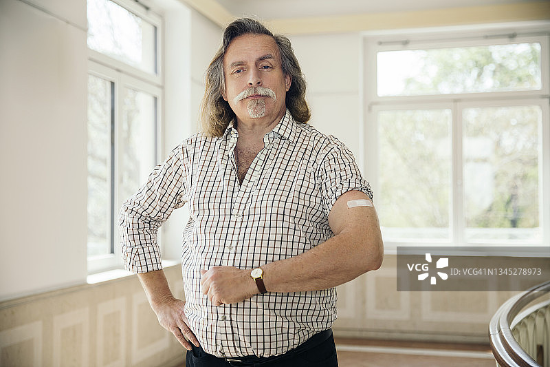 奥地利，手臂上贴着创可贴的男子肖像图片素材