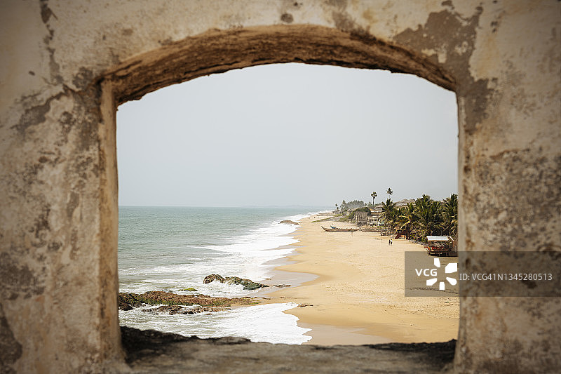 加纳科斯特角：透过石拱门看海滩和大海图片素材