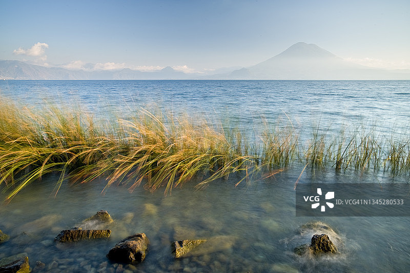 危地马拉西部高地阿蒂特兰湖和圣佩德罗火山图片素材